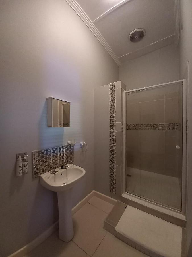 Dreamers Guesthouse - No Loadshedding Кинг-Уильямс-Таун Экстерьер фото